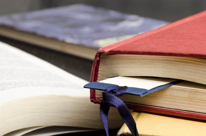 1名女大生日前网购1本100元的二手书，拆开包裹后发现里头除了书籍外，竟还有1张100元纸钞，原本还差点以为是造型书籤。（示意图/Shutterstock提供）