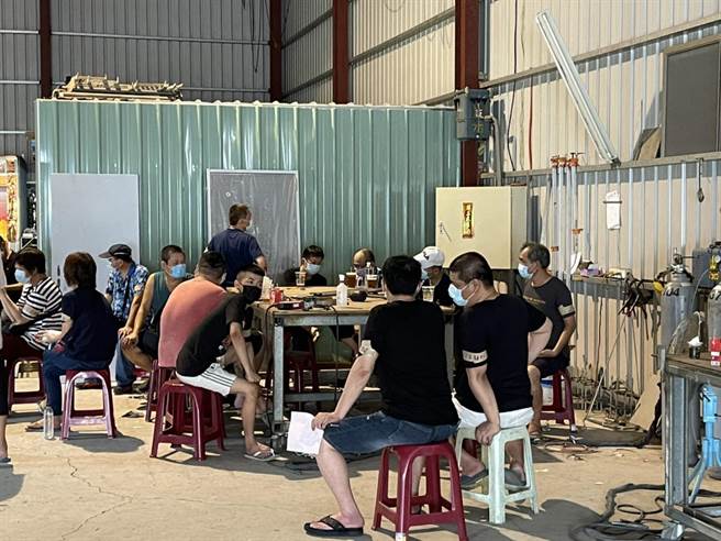 高雄市警方19日在大社区一处铁皮屋工厂查获职业赌场，带回王姓主持人及18名赌客侦讯。(警方提供／林雅惠高雄传真)