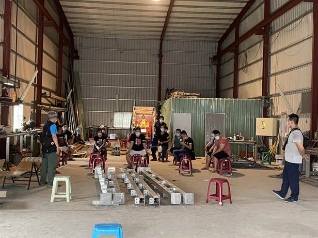 高雄市警方19日在大社区一处铁皮屋工厂查获职业赌场，带回王姓主持人及18名赌客侦讯。(警方提供／林雅惠高雄传真)