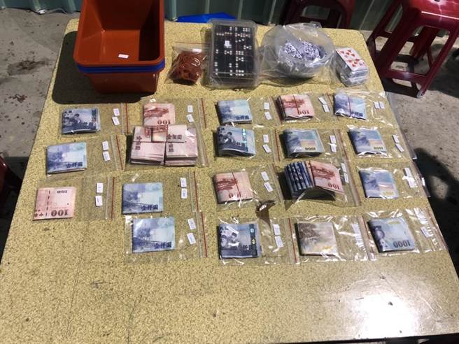 警方现场查扣天九牌赌博工具及赌金等。(警方提供／林雅惠高雄传真)
