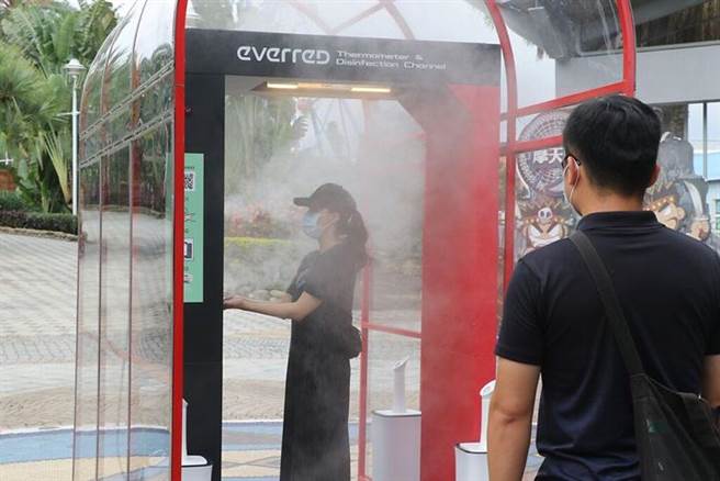主题乐园建置国家级防疫门，让游客进园前能完整消毒。　图：丽宝乐园渡假区／提供
