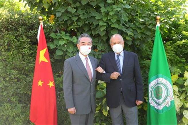 阿尔及利亚总统见王毅盼共建一带一路。王毅近日出访阿拉伯世界，图为当地时间7月18日在阿拉曼会见阿盟秘书长盖特。（摘自中国外交部）