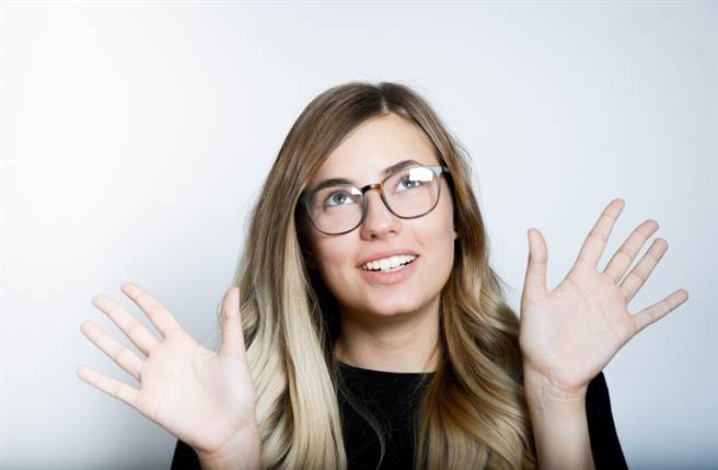 雙子座、獅子座、白羊座、射手座的人下半年貴人運超旺，可望在事業上獲取成功。（圖／Shutterstock）