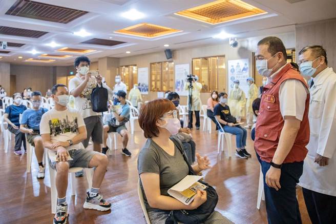 新北市政府自今（20日）起至23日在4个专案施打站替2万名国小教职员工接种疫苗，市长侯友宜特地前往中和接种站视察。（教育局提供）