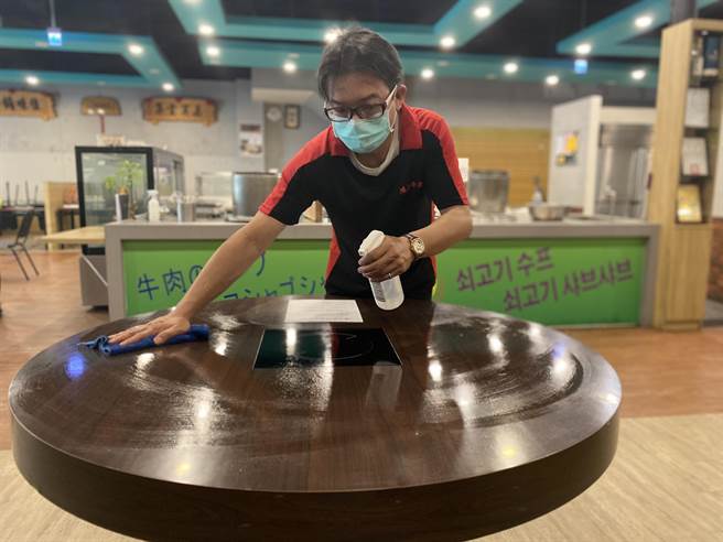 鸿品牛肉汤业者张志宏强调分店将继续经营。(曹婷婷摄)