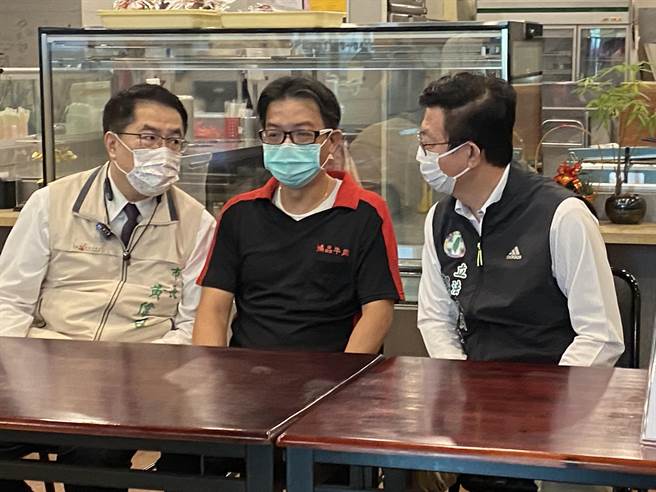 台南市长黄伟哲、立委郭国文今天都专程为业者张志宏(中)打气。(曹婷婷摄)