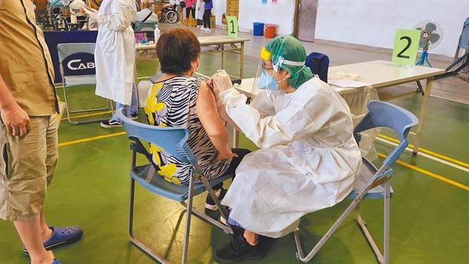 桃園市蘆竹區大竹國中疫苗接種站20日上午10時許，1名年約50歲女性到接種站，尚未施打疫苗時癲癇發作，但因仍有意識，該女原先堅持不送醫。（非當事人，本報資料照）