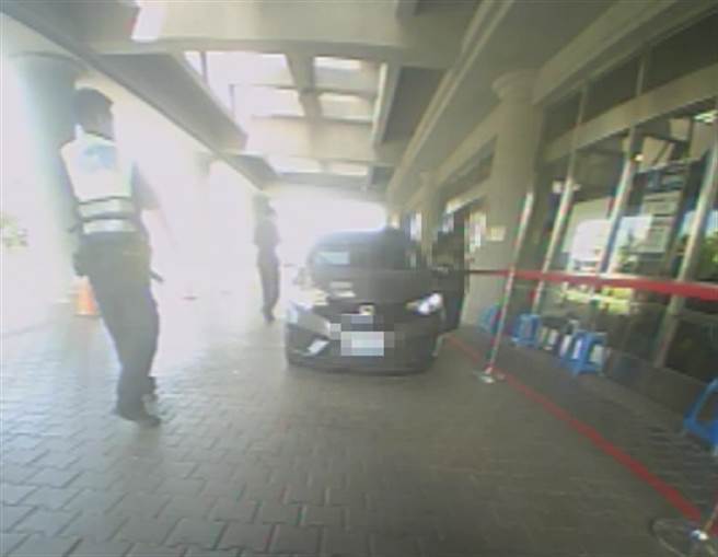 暖景为抢救1岁婴性命，开警车一路示警鸣笛，让救护车儘速抵达医院。（图／新城分局提供）