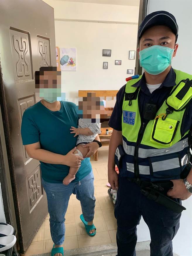 暖景为抢救1岁婴性命，开警车一路示警鸣笛，让救护车儘速抵达医院。（图／新城分局提供）