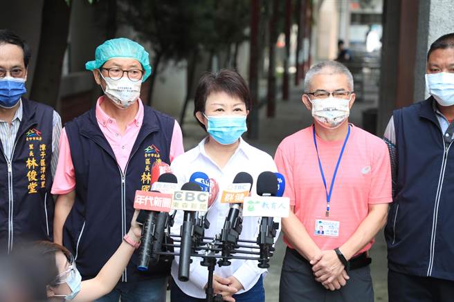 台中市长卢秀燕（中）回应举债自购疫苗看法。（王文吉摄影）
