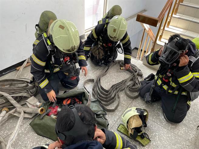 山脚消防分队为避免大伙悲剧重演，自主强化火灾抢救训练。（姜霏翻摄）