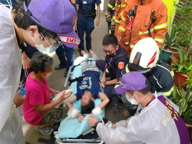 男子因與家人吵架情緒不滿，拿著刀械作勢跳樓。（姜霏翻攝）
