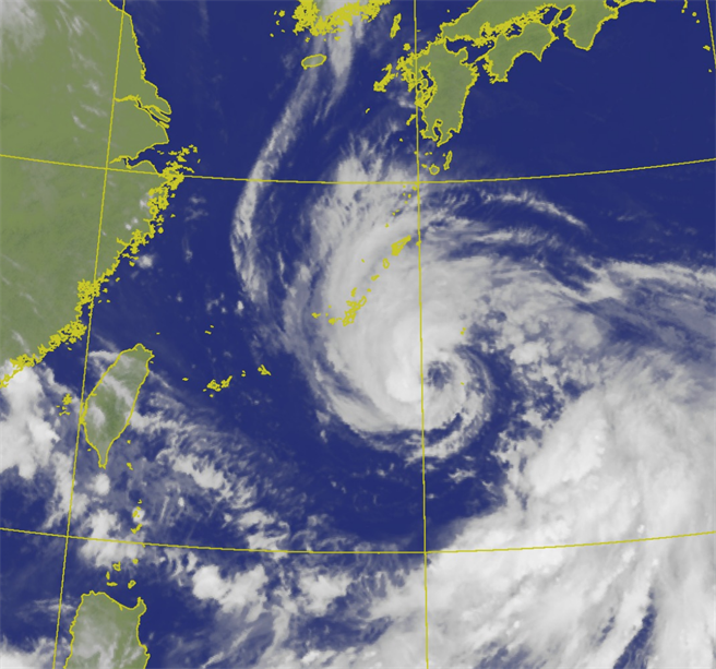 烟花午后转中颱，最快周四发陆警、周五登陆东北角，周五至周六中部以北、东北部、南部山区有局部豪雨以上的降雨。（翻摄自气象局）
