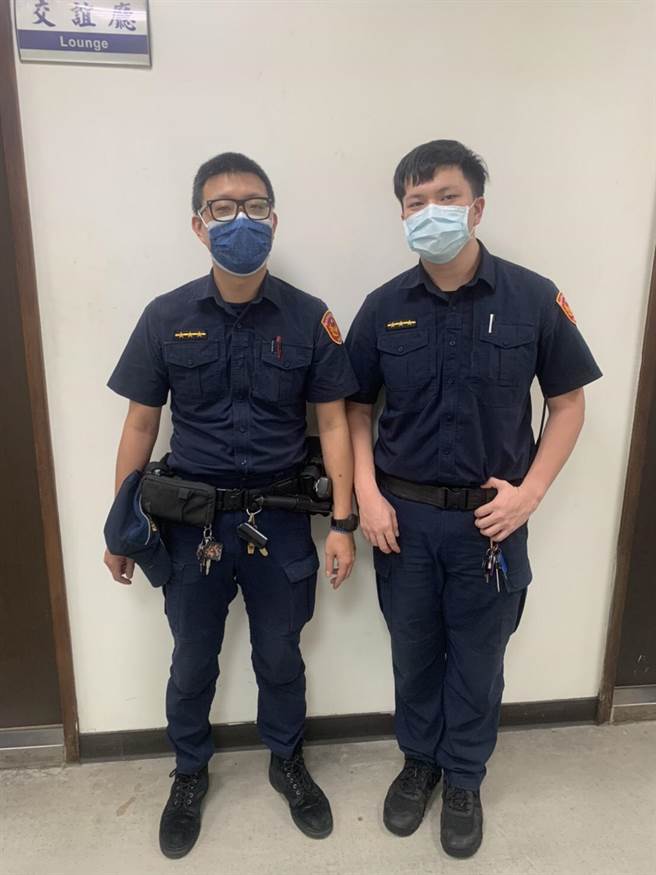 三重所警员吴忠泽、林世伟9日执行巡逻勤务时，接获超商店员通报，张男疑似遭诈需要协助。（翻摄）