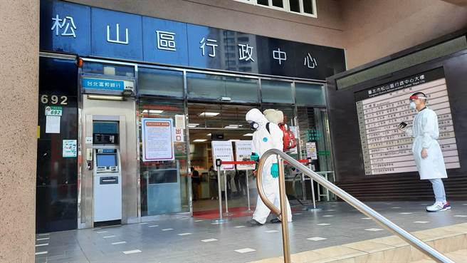台北市松山户政事务所有员工确诊，市府派员前往消毒。（台北市环保局提供／张立勋台北传真）