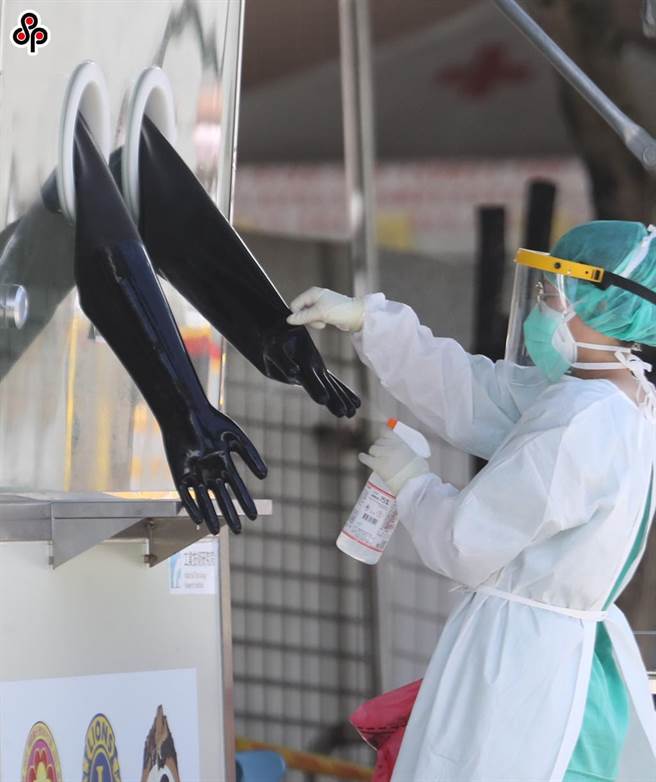 中央流行疫情指揮中心5月中旬升為三級警戒後，一度引發民眾搶購如血氧機、酒精等防疫物資。（報系資料照）