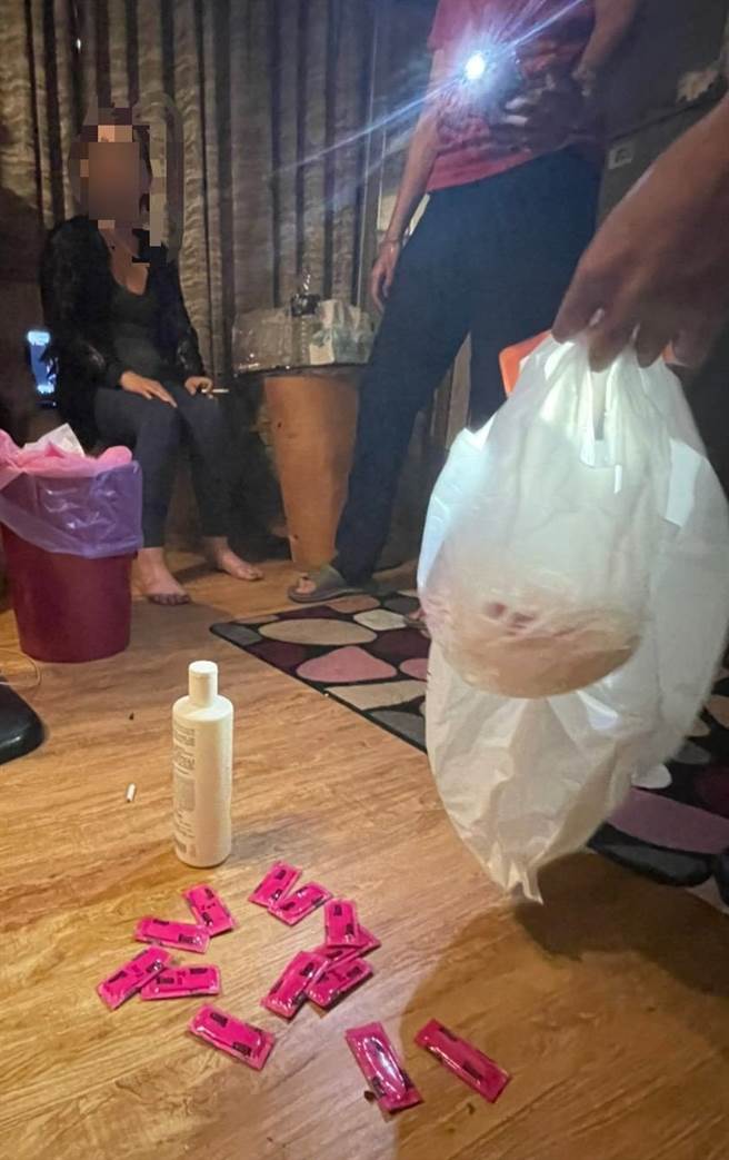 男客坦承刚「大战2回」，警方果然在垃圾桶内找到2个用过的保险套，还搜出好几十个未用过的保险套。（警方提供）