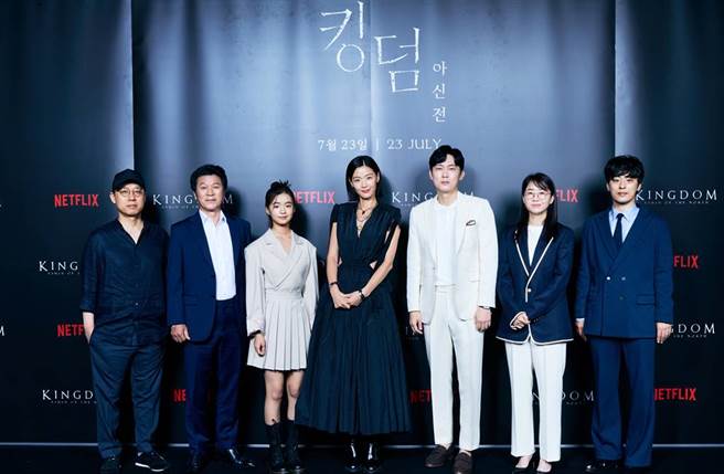 由左至右分別為導演金成勳、金雷下、金是兒、全智賢、朴秉恩、編劇金銀姬 、具教煥。(圖／Netflix提供)