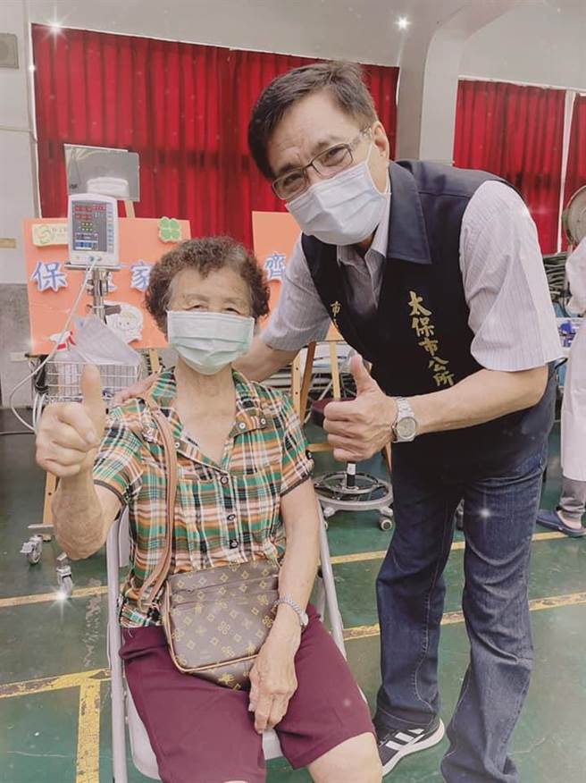 嘉義縣太保市長黃榮利日前有感而發，在臉書PO文建議中央應對染疫死亡家屬及因疫苗施打死亡的家屬，主動提出補償與慰問。（取自黃榮利臉書∕呂妍庭嘉義傳真）