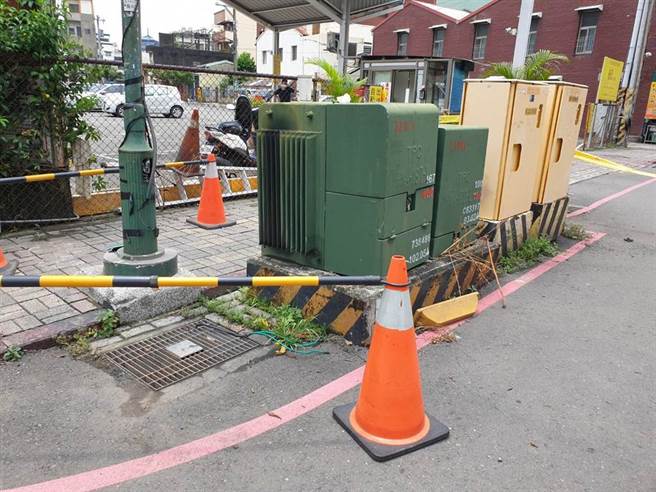 高雄39岁高姓女子19日晚间暴雨，行经凤山区三民路时，在路灯和电箱之间遭电击。（袁庭尧摄）
