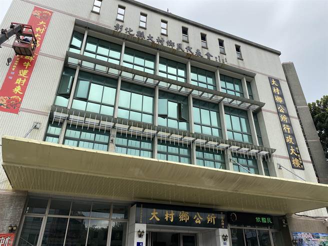 大村乡公所去年底通过《振兴经济暨关怀乡民礼金发放自治条例》，大手笔发给3.8万乡亲每人2000元礼金，今年发放与否也让乡民十分关心，游盛表示，以发出的遗产税将会优先放到重大建设，是否持续发放将在讨论。（吴建辉摄）