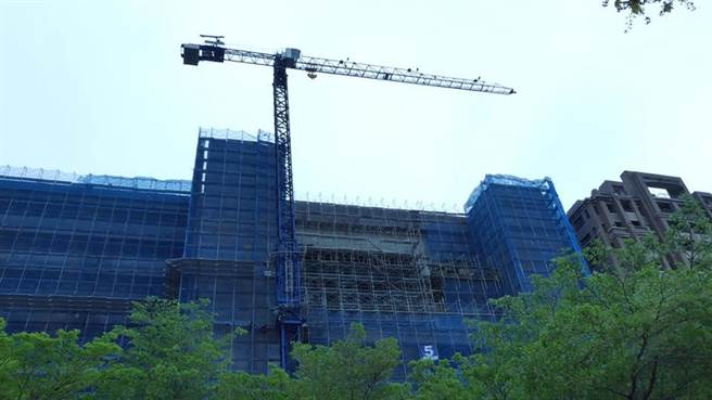 台中市府劳工局表示，因应颱风，工地的塔吊主柱，应以牵索繫牢。（台中市府提供／卢金足台中传真）