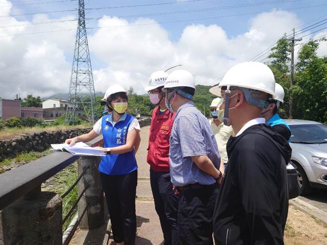 白佩茹到场了解施工状况。（金山区公所提供）