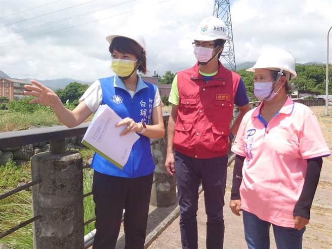 白佩茹到场了解施工状况。（金山区公所提供）