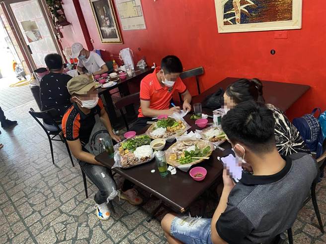 ▲桃園19日下午1小吃店驚見8越南移工內用聚餐，老闆娘辯稱，以為疫情已經趨緩才開放內用。（桃園警分局提供／蕭靈璽桃園傳真）