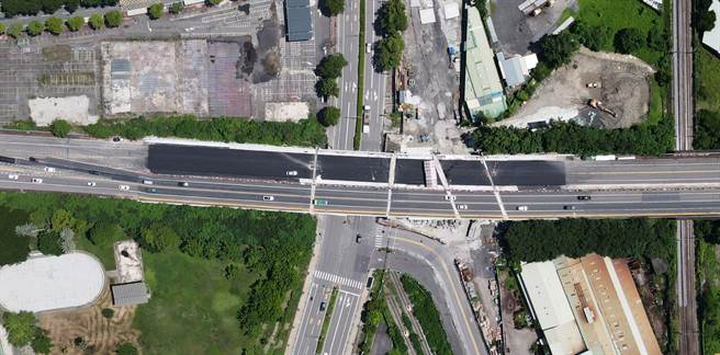 高捷冈山路竹延伸线，其中介寿陆桥抬升段部分工程，目前施作北侧人行道及局部中央分隔岛构筑中，预定8月底可开放双向通车。（高市捷运局提供／石秀华高雄传真）