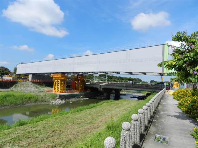 跨溪桥段部分目前进行钢桥推进，预定7月底可完成钢柱吊装及定位。（高市捷运局提供／石秀华高雄传真）