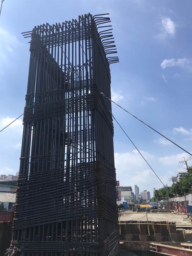 高架桥段部分，目前基桩119支已全数完成，目前接续墩柱钢筋绑扎施工工程。（高市捷运局提供／石秀华高雄传真）