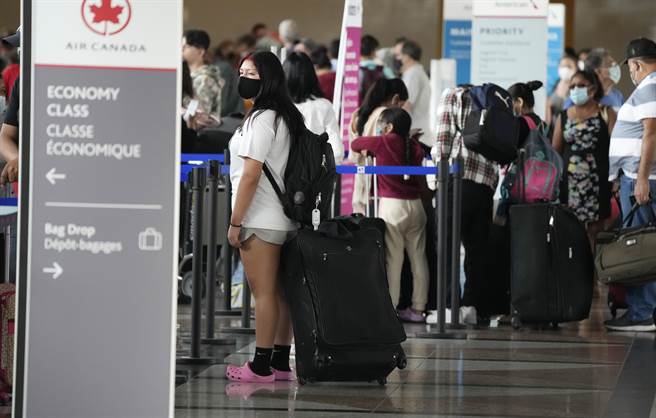 本月稍早，加拿大政府已對完整接種的公民與永久居民解除返國後的隔離要求。(圖／美聯社)