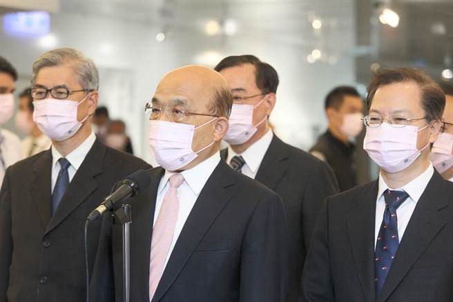 在野黨質疑高端疫苗通過EUA是突襲、沒有公開，且是照劇本走，行政院院長蘇貞昌（中）20日表示，政府對疫苗態度始終如一，就是一定要安全有效，請國人放心相信政府是以安全有效為唯一原則。（張鎧乙攝）
