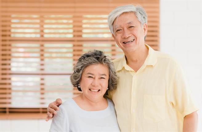 生肖屬猴、雞、蛇的人很懂養生，總能活得從容自在，晚年可望過上大富大貴的生活。