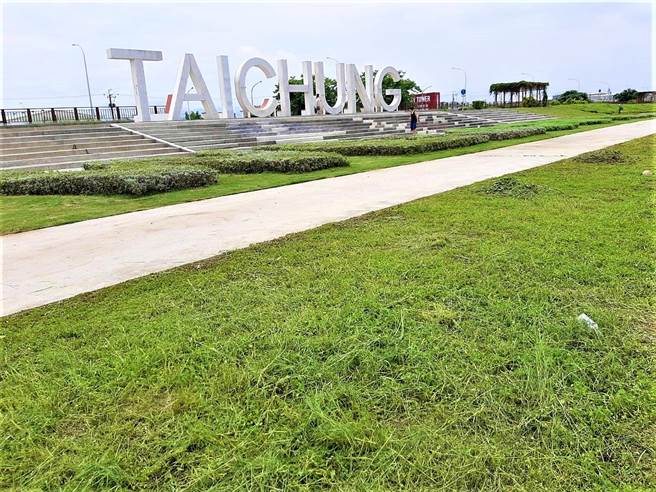 台中市「筏子溪迎賓廊道」，醒目立體文字「TAICHUNG」成地標。（盧金足攝）