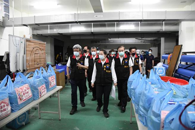 花莲县防灾公园分为室内收容区（花莲县立体育场）及户外收容区（德兴大草坪），县长徐榛蔚到物资发放区、儿童游憩区等区域视察整备情况。（花莲县政府提供／王志伟花莲传真）