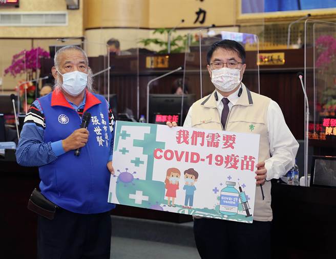 台南市議員張世賢總質詢時，拿出「我們需要COVID-19疫苗」的手板，市長黃偉哲當場簽名。（洪榮志攝）