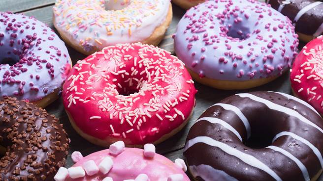 一名英国网友日前在网路上公开常温下放置2年的汉堡、甜甜圈等美食，竟完全没有腐坏，让网友全吓坏。图片为示意图。（图／shutterstock）