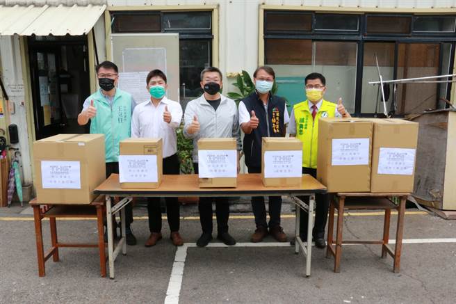 立法院副院长蔡其昌（中）、台中市议员王立任（左一）、杨典忠（右一）携手兆鼎生医，共同捐赠防疫物资给清水、梧栖、沙鹿三区清洁队。（王文吉摄）
