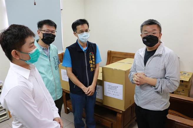 立法院副院长蔡其昌（右一）携手兆鼎生医，捐赠防疫物资。（王文吉摄）