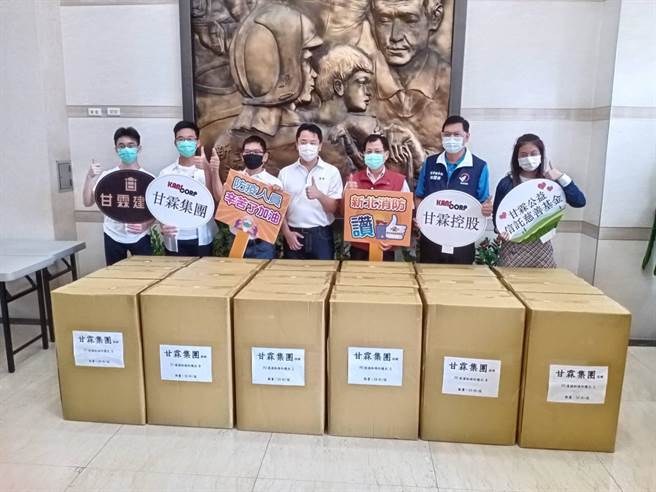 新北市议员林国春媒合甘霖建设公司捐赠新北市消防局防护衣。（新北市消防局提供）