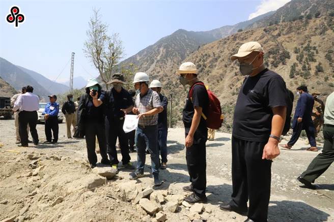 中國現代國際關係研究院南亞所所長胡仕勝指，巴中企班車爆炸恐攻案謹防三個掛鉤。圖為7月17日，中國赴巴基斯坦跨部門聯合工作組中的公安部刑偵專家在恐怖襲擊事件現場調查取證。（新華社）