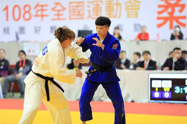 林真豪(图右1，蓝色衣服)代表台中市出战108年全国运动会，为台中增添柔道女子第一量级金牌。（台中市府提供／卢金足台中传真）