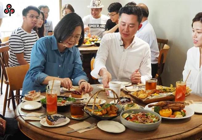 （圖為2020年7月蔡英文總統新竹市首度體驗三倍券，買了美式海陸拼盤、泰式料理等美食。圖／本報資料照片）