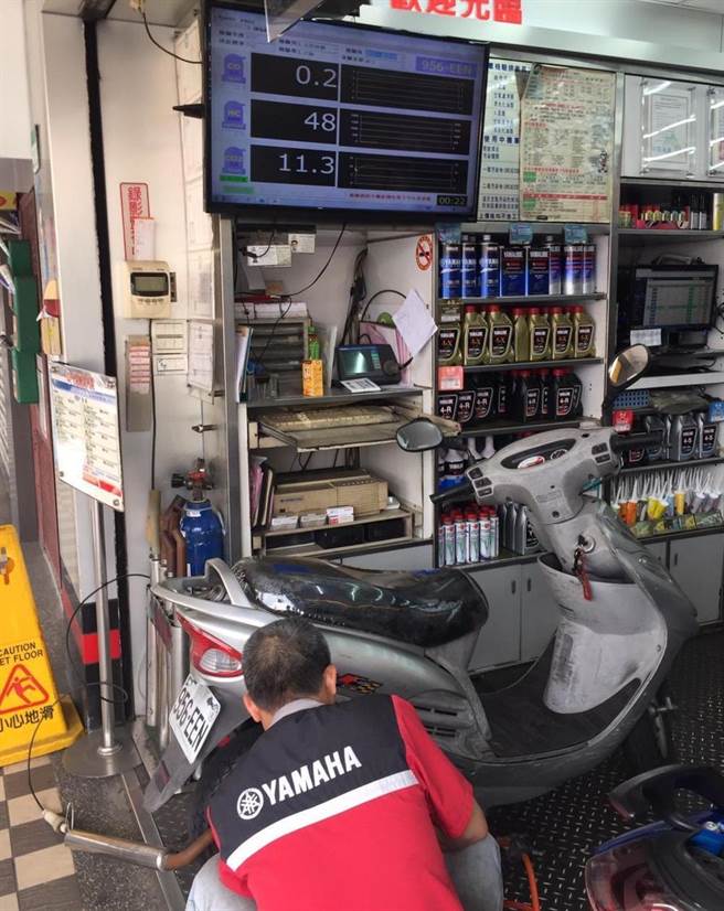 机车排气定检。（张立勋摄）