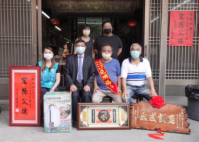 62岁神像木雕师施炯裕今年荣获鹿港模范父亲（前排右二），鹿港镇长许志宏（前排左二）与玉顺里长万家在、镇民代表张雅晴一同到府颁奖表扬。（谢琼云摄）
