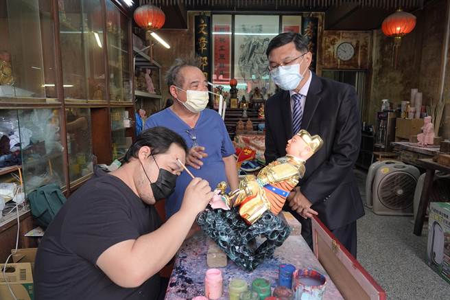 鹿港奉天宫旁的弘裕神像雕刻社创立40人，62岁创办人施炯裕（中）今年荣获模范父亲，最欣慰的是17岁起就跟在他身边学习的长子施翰淳（左）已能独当一面、继承衣钵。（谢琼云摄）