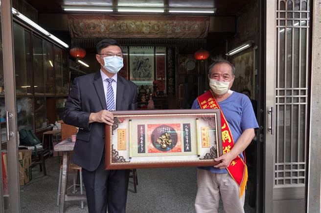 鹿港镇公所今年庆祝父亲节活动改为到府表扬，鹿港镇长许志宏（左）20日第一站就到玉顺里表扬62岁模范父亲施炯裕（右）。（谢琼云摄）