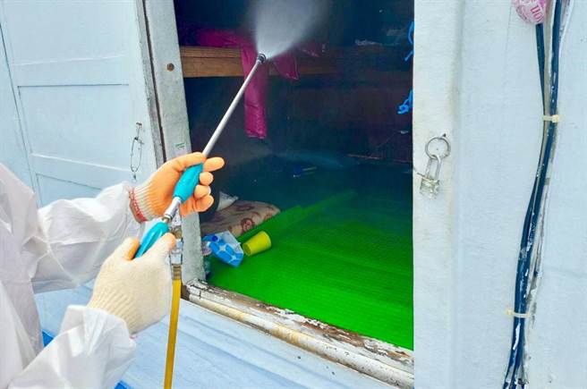 载有7名阳性外移渔工的渔船，今早已完成渔船清消。(台南市政府提供／曹婷婷台南传真)